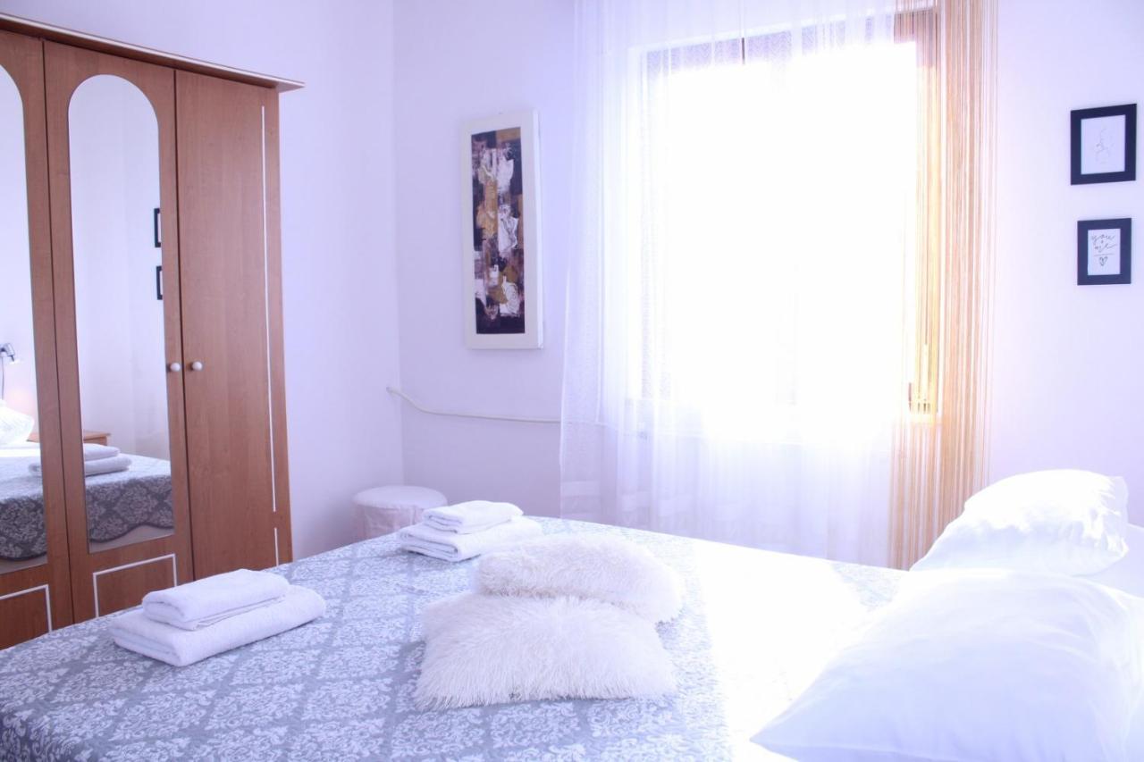 Lily's Lovely Apartment